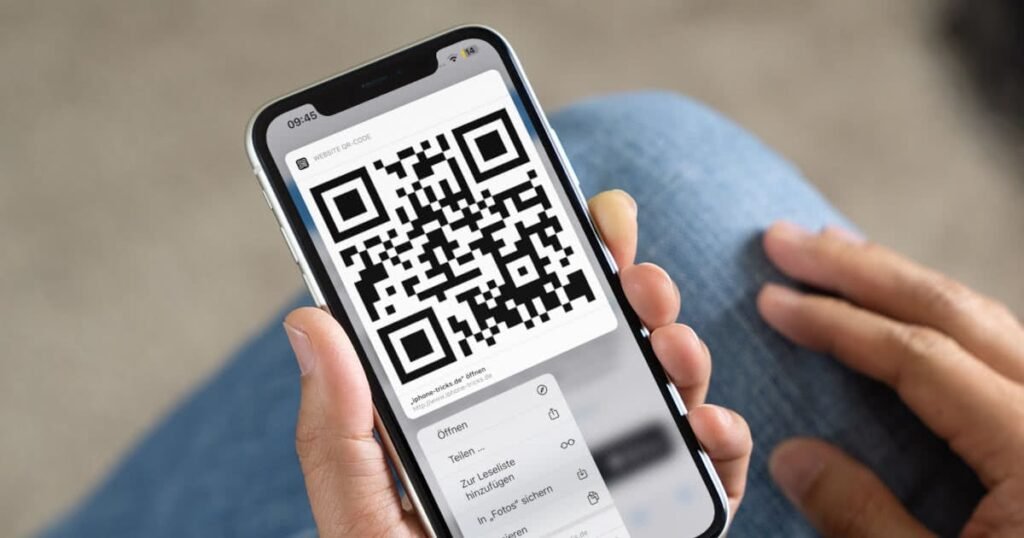 QR-Codes selbst gestalten: Moderne Designs einfach selbst erstellen QR Codes gehören heute zum Alltag. Egal ob im Café, auf Produkten oder in sozialen Medien – fast überall sieht man kleine quadratische Codes, die direkt zu Informationen führen. Viele Menschen möchten inzwischen ihre QR-Codes selbst gestalten, weil einfache Standardcodes oft langweilig wirken und wenig Aufmerksamkeit bekommen. Ein moderner QR Code kann viel mehr als nur eine Internetseite öffnen. Unternehmen nutzen personalisierte QR Codes für Marketing, Restaurants für digitale Speisekarten und Influencer für Social-Media-Profile. Durch Farben, Logos und kreative Formen werden QR Codes heute zu einem wichtigen Teil des digitalen Designs. Was bedeutet „QR-Codes selbst gestalten“? Wenn Menschen ihre QR-Codes selbst gestalten, möchten sie den Code optisch anpassen und persönlicher machen. Früher bestanden QR Codes meistens nur aus schwarzen Kästchen auf weißem Hintergrund. Heute können Farben geändert, Logos eingefügt und sogar die Formen angepasst werden. Dadurch sieht der QR Code moderner und professioneller aus. Das Ziel eines individuellen QR Codes ist nicht nur ein schönes Design. Ein kreativer QR Code zieht mehr Aufmerksamkeit auf sich und wird häufiger gescannt. Besonders Unternehmen nutzen diese Möglichkeit, um ihre Marke stärker sichtbar zu machen. Wenn der QR Code dieselben Farben wie das Firmenlogo hat, entsteht sofort ein professioneller Eindruck. QR-Code Typ Nutzung Webseiten-QR-Code Öffnet Internetseiten WLAN-QR-Code Verbindet automatisch mit WLAN PDF-QR-Code Öffnet Dokumente Kontakt-QR-Code Speichert Telefonnummern QR Codes funktionieren dabei sehr einfach. Sie speichern digitale Informationen, die mit dem Smartphone gelesen werden können. Sobald jemand den Code scannt, öffnet sich automatisch der hinterlegte Inhalt. Genau deshalb sind sie heute ein wichtiger Teil im Online-Marketing geworden. Vorteile von individuellen QR Codes Personalisierte QR Codes bieten viele Vorteile. Der größte Vorteil ist die höhere Aufmerksamkeit. Menschen scannen auffällige und moderne Designs deutlich häufiger als einfache Standardcodes. Besonders im Marketing kann das einen großen Unterschied machen. Ein weiterer Vorteil ist die Wiedererkennung der Marke. Wenn Farben, Logos und Design zum Unternehmen passen, wirkt alles professioneller. Kunden erkennen die Marke schneller und vertrauen ihr mehr. Das ist besonders wichtig für Restaurants, Online-Shops oder kleine Unternehmen. Auch im Alltag werden kreative QR Codes immer beliebter. Viele Menschen nutzen sie auf Einladungen, Visitenkarten oder sozialen Netzwerken. Dadurch können Informationen schnell geteilt werden, ohne lange Links zu kopieren. „Ein gut gestalteter QR Code verbindet modernes Design mit praktischer Technologie.“ Außerdem sparen QR Codes Zeit. Kunden gelangen direkt zu Informationen, Produkten oder Kontakten. Das verbessert die Nutzererfahrung und macht digitale Prozesse einfacher. QR-Codes Schritt für Schritt erstellen Wer QR-Codes selbst gestalten möchte, braucht heute keine technischen Kenntnisse mehr. Moderne Tools machen den gesamten Prozess einfach und schnell. In wenigen Minuten kann ein professioneller QR Code erstellt werden. Zuerst wird entschieden, welche Inhalte im QR Code gespeichert werden sollen. Das kann eine Webseite, ein WLAN-Zugang, ein PDF oder ein Social-Media-Profil sein. Danach wird das Design angepasst. Viele Nutzer wählen Firmenfarben oder fügen ein eigenes Logo hinzu. Wichtig ist dabei, dass der QR Code trotz Design gut lesbar bleibt. Zu viele Farben oder komplizierte Muster können Probleme beim Scannen verursachen. Deshalb sollte das Design immer sauber und übersichtlich bleiben. Gestaltungselement Vorteil Firmenlogo Mehr Wiedererkennung Individuelle Farben Moderner Look Eigene Formen Höhere Aufmerksamkeit Klare Kontraste Bessere Lesbarkeit Nach dem Erstellen sollte der QR Code immer getestet werden. Viele Menschen vergessen diesen Schritt. Ein kurzer Test mit verschiedenen Smartphones hilft dabei, Fehler zu vermeiden. Die wichtigsten Design-Tipps für QR Codes Ein gutes Design macht einen großen Unterschied. Viele QR Codes sehen zwar schön aus, funktionieren aber schlecht. Deshalb ist die richtige Balance zwischen Kreativität und Funktion wichtig. Der wichtigste Punkt ist der Kontrast. Dunkle Elemente auf hellem Hintergrund lassen sich am besten scannen. Sehr helle Farben oder komplizierte Hintergründe können die Lesbarkeit verschlechtern. Deshalb bleiben viele Unternehmen bei einfachen und klaren Designs. Auch die Größe spielt eine wichtige Rolle. Ein zu kleiner QR Code lässt sich oft schwer scannen. Besonders auf Flyern oder Verpackungen sollte genügend Platz vorhanden sein. Experten empfehlen außerdem einen freien Rand rund um den QR Code, damit Smartphone-Kameras ihn leichter erkennen. Viele Marken setzen heute auf Logos im Zentrum des QR Codes. Das sieht modern aus und stärkt die Markenidentität. Trotzdem sollte das Logo nicht zu groß sein, damit der Code weiterhin funktioniert. Ein weiterer wichtiger Punkt ist die Dateiform. Für Druckprodukte eignen sich hochauflösende Formate besser. Dadurch bleibt der QR Code auch auf großen Bannern oder Verpackungen scharf und lesbar. Statische oder dynamische QR Codes Beim Thema QR-Codes selbst gestalten gibt es zwei wichtige Arten von QR Codes: statische und dynamische QR Codes. Viele Menschen kennen den Unterschied nicht, obwohl er im Marketing sehr wichtig ist. Ein statischer QR Code speichert feste Informationen. Nach dem Erstellen können die Inhalte nicht mehr verändert werden. Wenn sich eine Webseite oder Telefonnummer ändert, muss ein neuer QR Code erstellt werden. Dynamische QR Codes funktionieren flexibler. Die Inhalte können später geändert werden, ohne den QR Code neu zu drucken. Das ist besonders praktisch für Unternehmen, Restaurants oder Werbekampagnen. Dynamische QR Codes bieten außerdem zusätzliche Statistiken. Unternehmen können sehen, wie oft ein QR Code gescannt wurde oder welche Geräte genutzt wurden. Diese Daten helfen dabei, Marketingkampagnen besser zu analysieren. Viele moderne Firmen bevorzugen deshalb dynamische QR Codes. Sie sparen Zeit, reduzieren Kosten und bieten mehr Kontrolle über digitale Inhalte. Beste Einsatzbereiche für QR Codes QR Codes werden heute in vielen Bereichen eingesetzt. Besonders im Marketing haben sie sich stark entwickelt. Unternehmen nutzen sie, um Kunden schneller zu digitalen Inhalten zu führen. Restaurants verwenden QR Codes häufig für digitale Speisekarten. Dadurch müssen keine gedruckten Menüs mehr verteilt werden. Kunden scannen einfach den Code und sehen die Speisekarte direkt auf dem Smartphone. Auch im Einzelhandel spielen QR Codes eine große Rolle. Kunden erhalten zusätzliche Produktinformationen, Rabattaktionen oder Videos. Das verbessert das Einkaufserlebnis und macht Werbung interaktiver. Viele Influencer und Content Creator nutzen QR Codes für ihre Social-Media-Kanäle. Statt lange Benutzernamen zu suchen, gelangen Nutzer direkt zum Profil. QR Codes sind außerdem im Eventbereich beliebt. Tickets, Eintrittskarten oder Registrierungen funktionieren heute oft komplett digital. Das spart Papier und vereinfacht die Organisation. Häufige Fragen zu QR Codes Sind QR Codes kostenlos? Ja, viele einfache QR Codes können kostenlos erstellt werden. Erweiterte Funktionen kosten manchmal extra. Können QR Codes ablaufen? Normale QR Codes laufen nicht ab. Dynamische QR Codes hängen oft vom Anbieter ab. Warum scannt mein QR Code nicht? Meistens liegt es an schlechtem Kontrast, zu kleiner Größe oder einem falschen Design. Sind individuelle QR Codes sicher? Ja, solange vertrauenswürdige Inhalte hinterlegt werden und der Code korrekt erstellt wurde. Kann man QR Codes später ändern? Nur dynamische QR Codes können nachträglich bearbeitet werden. Fazit Das Thema „QR-Codes selbst gestalten“ wird immer wichtiger. Moderne QR Codes sind längst mehr als einfache schwarz-weiße Kästchen. Sie verbinden Design, Technologie und Marketing auf eine einfache Weise. Besonders Unternehmen profitieren von personalisierten QR Codes. Sie stärken die Marke, verbessern die Nutzererfahrung und sorgen für mehr Aufmerksamkeit. Gleichzeitig können auch Privatpersonen kreative QR Codes für Einladungen, Kontakte oder soziale Medien nutzen. Wer einen erfolgreichen QR Code erstellen möchte, sollte auf gutes Design, klare Farben und einfache Lesbarkeit achten. Ein sauber gestalteter QR Code wirkt professionell und wird häufiger gescannt. Die Zukunft von QR Codes bleibt spannend. Mit neuen Technologien und kreativen Designs werden individuelle QR Codes in den nächsten Jahren noch wichtiger im digitalen Alltag werden.